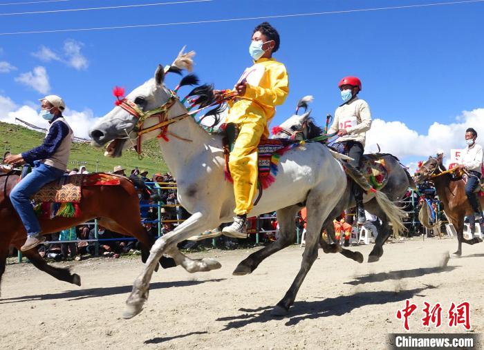 圖為打隆物交會期間舉辦的賽馬活動?！∪轿木?攝