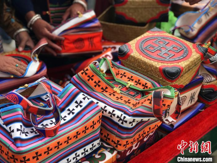 圖為打隆物交會上售賣的民族手工藝品?！∪轿木?攝