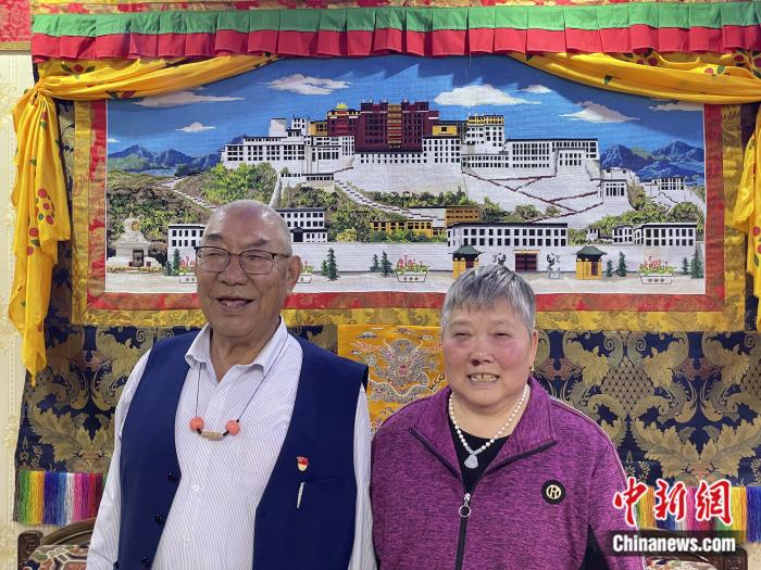 甲央曲培和杜應(yīng)芳在家中。彭寧鈴 攝