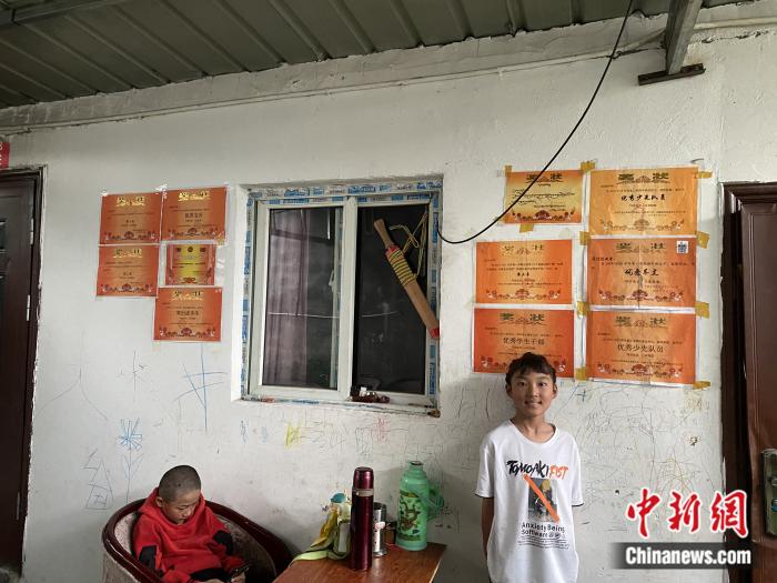 周勁名的大女兒和她獲得的獎(jiǎng)狀。彭寧鈴 攝