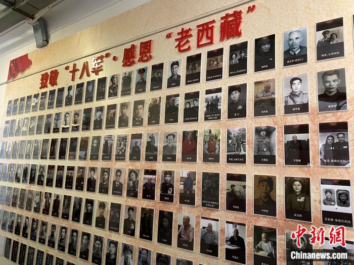 紅樓內(nèi)的展示墻。彭寧鈴 攝