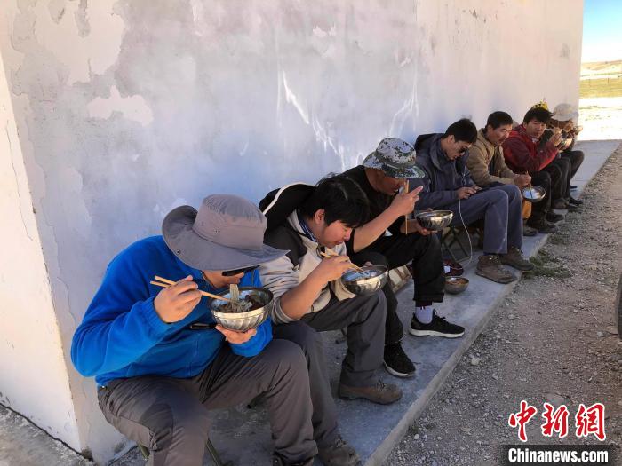 科考隊(duì)員在高原湖泊岸邊進(jìn)餐?！?lt;a target='_blank' ><p  align=