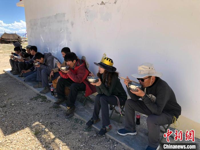 科考隊(duì)員在高原湖泊岸邊進(jìn)餐?！?lt;a target='_blank' ><p  align=