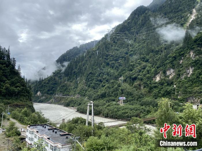 險(xiǎn)山急流中的兩座橋。彭寧鈴 攝