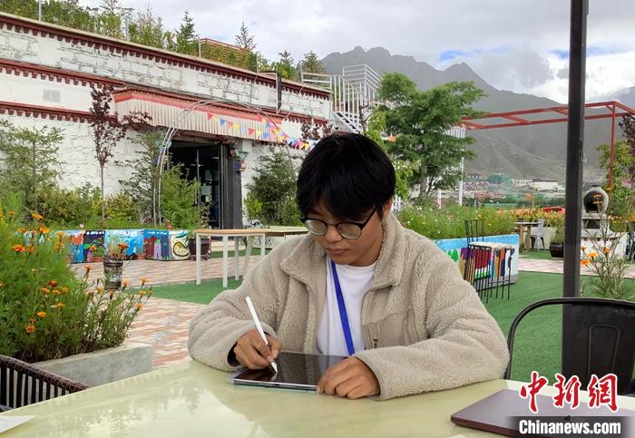 “Z世代”旦真旺加認為，拉薩是一座開放與包容的城市，記憶中的拉薩是彩色的。2021年，旦真旺加從浙江大學(xué)漢語言文學(xué)專業(yè)畢業(yè)后，他選擇回到拉薩，成為一名漢語文實習(xí)助教。圖為8月4日，旦真旺加在課間陪學(xué)生玩耍。 <a target='_blank' ><p  align=