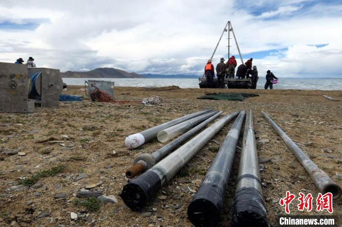 科考隊(duì)員從巴木錯(cuò)采集的科研樣品?！?lt;a target='_blank' ><p  align=