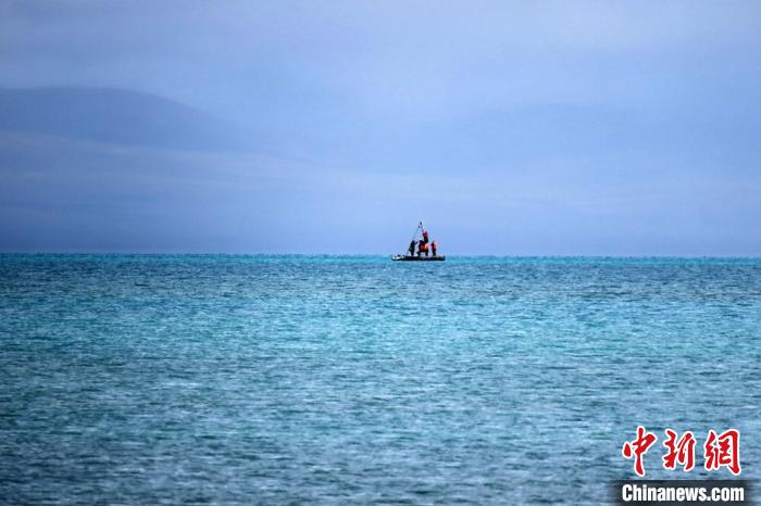 從岸邊營(yíng)地以長(zhǎng)焦鏡頭遠(yuǎn)眺，科考隊(duì)員在巴木錯(cuò)作業(yè)?！?lt;a target='_blank' ><p  align=