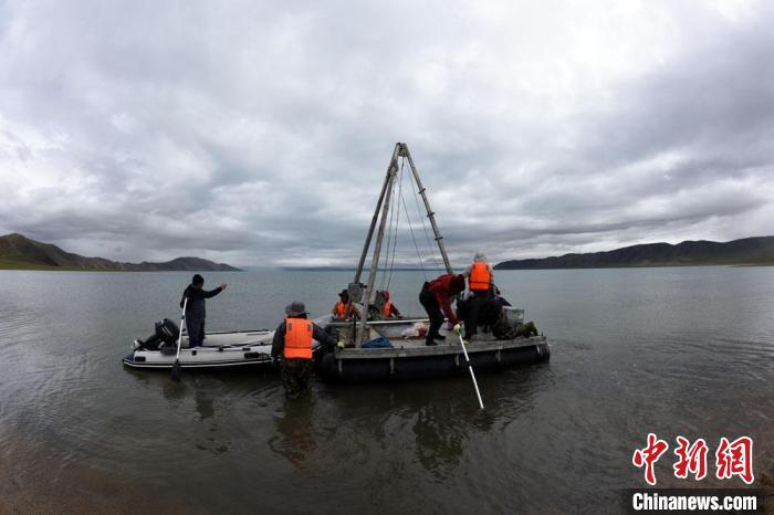 科考隊(duì)員向巴木錯(cuò)湖心進(jìn)發(fā)?！?lt;a target='_blank' ><p  align=