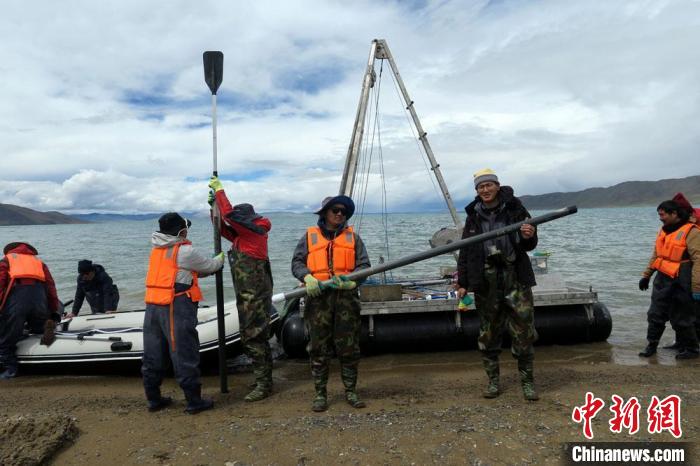 科考隊(duì)員從巴木錯(cuò)采樣歸來(lái)?！?lt;a target='_blank' ><p  align=