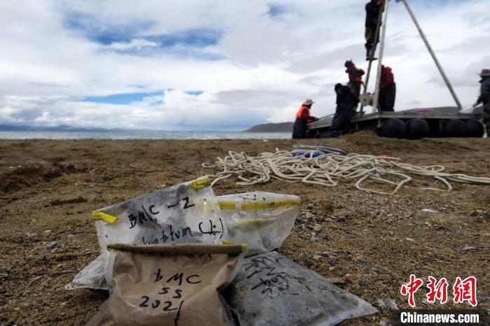 科考隊(duì)員從巴木錯(cuò)采集的科研樣品?！?lt;a target='_blank' ><p  align=