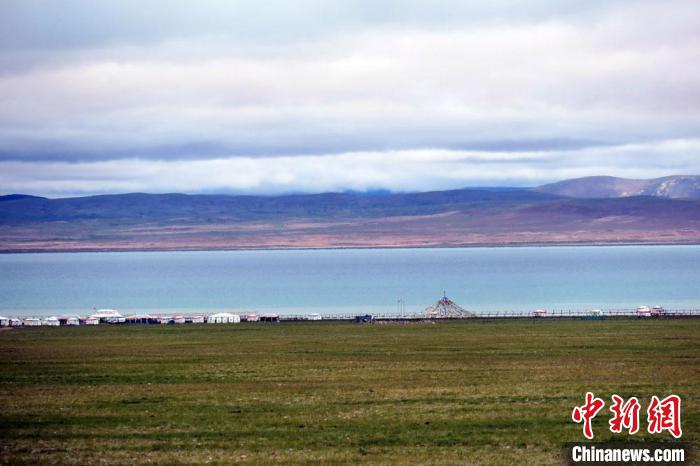 西藏安多縣茲格塘錯岸邊帳篷林立，旅游業(yè)發(fā)展勢頭良好?！?lt;a target='_blank' ></p><p  align=