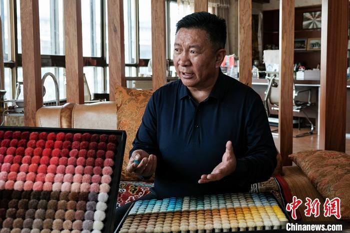 圖為8月4日，次旦展示自己的藏毯標(biāo)準(zhǔn)“色卡”。 <a target='_blank' ><p  align=