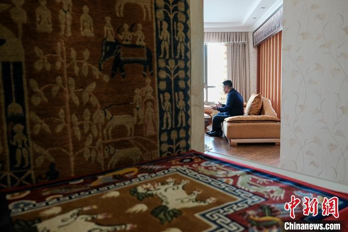 8月4日，次旦在拉薩的公司里懸掛展示的精美藏毯。 <a target='_blank' ><p  align=