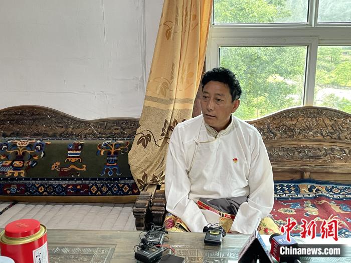 巴卡村黨支部書記、村委會(huì)主任尼瑪次仁。周璟 攝