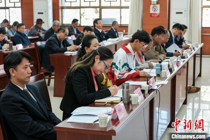 圖為8月10日座談會現(xiàn)場，左一為歸國定居藏胞晉美次旦?！〗w波 攝