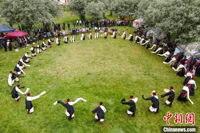 資料圖為西藏昌都丁青縣民眾跳歡快的鍋莊舞?！〗w波 攝