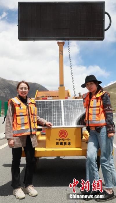 圖為萍措(右)在采訪過(guò)程中留影。(資料圖片) <a target='_blank' ><p  align=