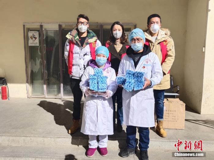 圖后排中間為萍措。(資料圖片) <a target='_blank' ><p  align=