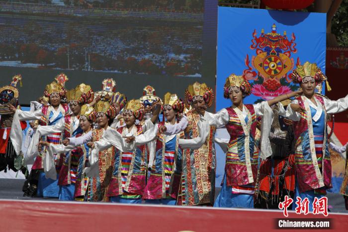 圖為日喀則市一場文藝節(jié)目的藏戲表演(資料圖)。趙朗攝