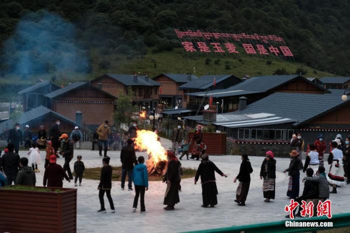 圖為8月5日，玉麥鄉(xiāng)民眾在鄉(xiāng)里跳鍋莊舞，從前的“三人鄉(xiāng)”熱鬧起來了。 <a target='_blank' ></p><p  align=