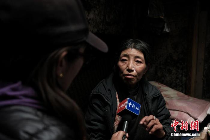 圖為8月6日，卓嘎在牧場小屋內接受<a target='_blank' ></p><p  align=