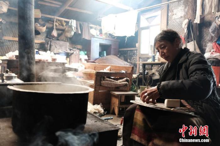 圖為8月6日，60歲的卓嘎在玉麥鄉(xiāng)牧場放牧點制作奶渣。 <a target='_blank' ></p><p  align=