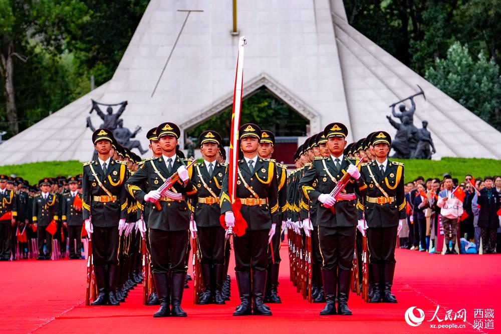 8月19日10時，慶祝西藏和平解放70周年大會在拉薩市布達拉宮廣場隆重舉行。這是大會舉行升旗儀式。徐馭堯 攝