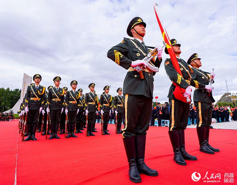 8月19日10時，慶祝西藏和平解放70周年大會在拉薩市布達拉宮廣場隆重舉行。這是大會舉行升旗儀式。徐馭堯 攝