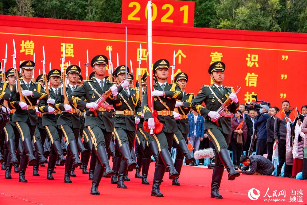 8月19日10時，慶祝西藏和平解放70周年大會在拉薩市布達拉宮廣場隆重舉行。這是大會舉行升旗儀式。徐馭堯 攝