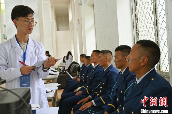 圖為研究團(tuán)隊(duì)成員登記消防員信息。　趙朗 攝