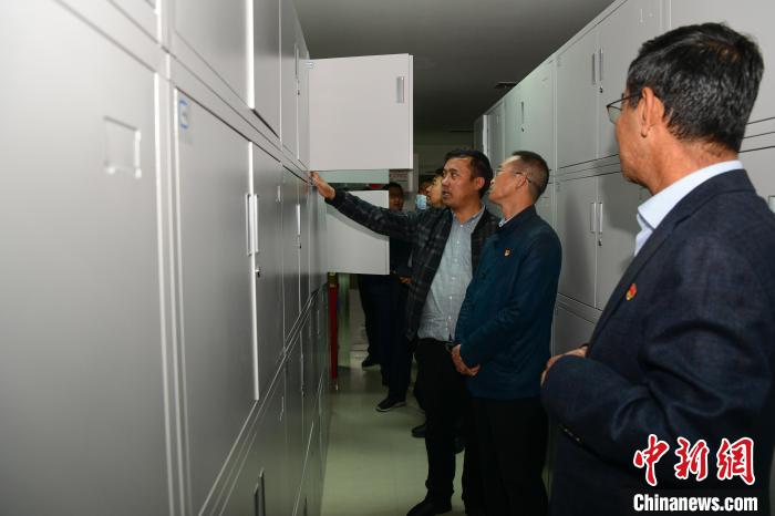 圖為參加西藏三大重點(diǎn)文物保護(hù)維修工程檔案移交進(jìn)館儀式人員參觀拉薩市檔案館?！∝暩聛?lái)松 攝