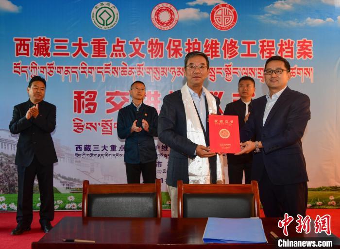 圖為西藏三大重點(diǎn)文物保護(hù)維修工程檔案移交進(jìn)館儀式現(xiàn)場(chǎng)?！∝暩聛?lái)松 攝