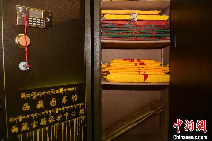 圖為拉薩市檔案館里收藏的藏文古籍?！∝暩聛?lái)松 攝