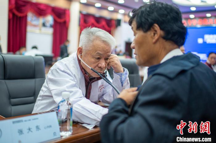 圖為專家團隊在日喀則市開展義診活動。　旦增努布 攝