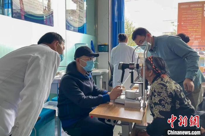 圖為9月10日，專家在日喀則藏康醫(yī)院開展義診活動?！×貉喷?攝