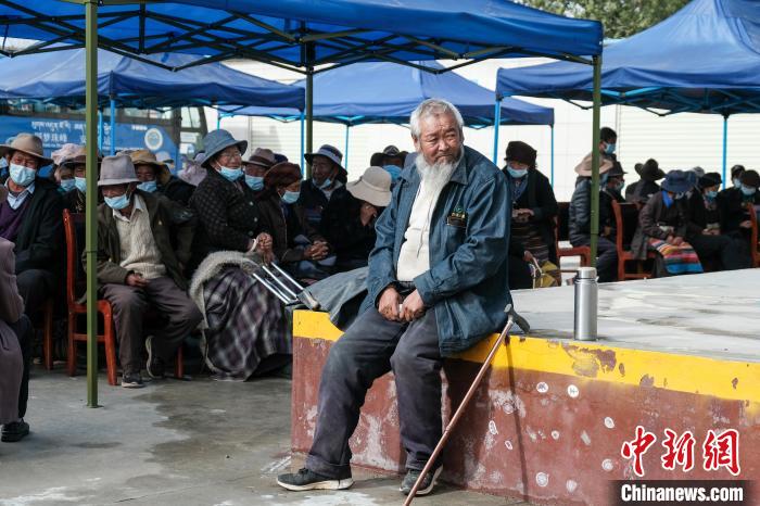圖為日喀則桑珠孜區(qū)東嘎鄉(xiāng)農(nóng)牧民在義診室外等待。　江飛波 攝