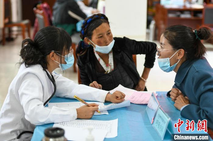 因不少農(nóng)牧民不會普通話，義診活動(dòng)現(xiàn)場，鄉(xiāng)政府為每位醫(yī)生配了一名翻譯?！〗w波 攝