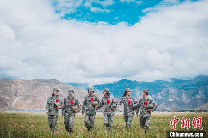 圖為身戴“首跳光榮”大紅花的女兵?！⊥跏鰱| 攝