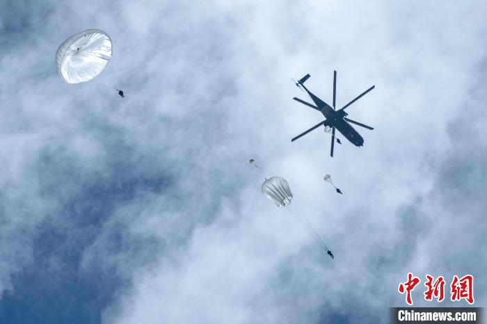 圖為傘降女兵在空中開傘?！⊥跏鰱| 攝