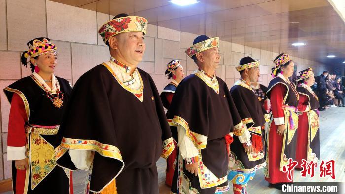 圖為西藏老年舞蹈隊(duì)在后臺準(zhǔn)備上場?！∝暽＠?攝