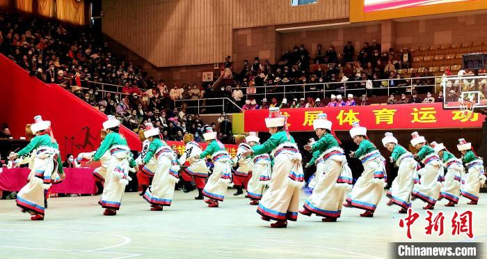 圖為西藏老年舞蹈隊(duì)齊跳傳統(tǒng)鍋莊舞。　貢桑拉姆 攝