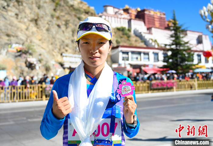 圖為女子半程馬拉松冠軍次仁措姆。 <a target='_blank' ><p  align=