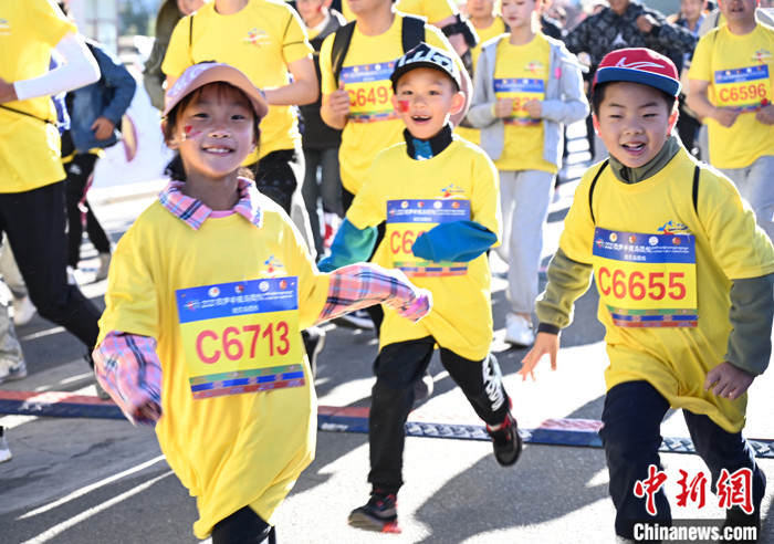 圖為當(dāng)?shù)貎和瘏⒓用阅惆氤恬R拉松。 <a target='_blank' ><p  align=