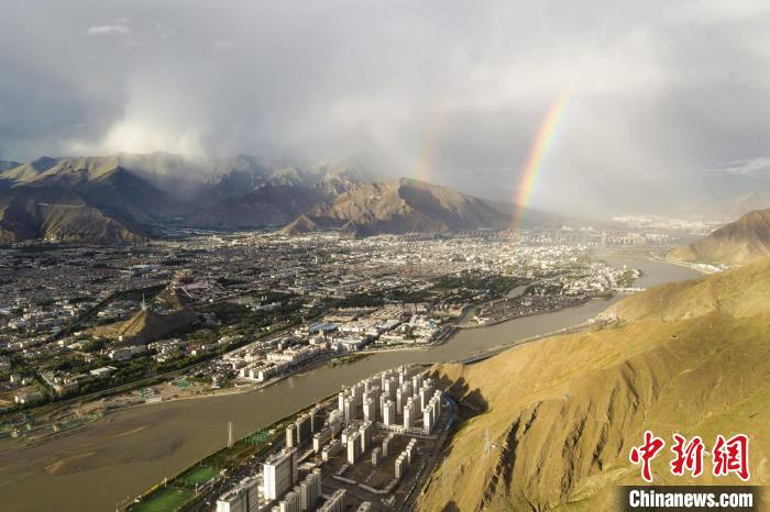 圖為海拔3600多米的高原城市拉薩迎來雨后彩虹。(資料圖) 江飛波 攝