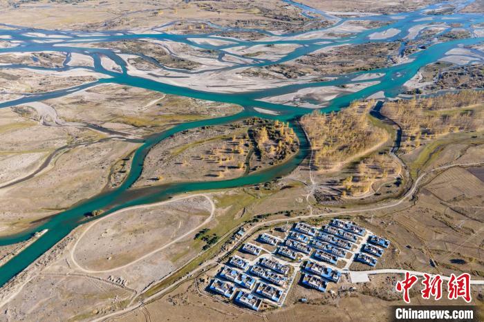 圖為10月16日，航拍高原河流拉薩河辮狀水系和河畔村莊，一派和諧景象?！〗w波 攝