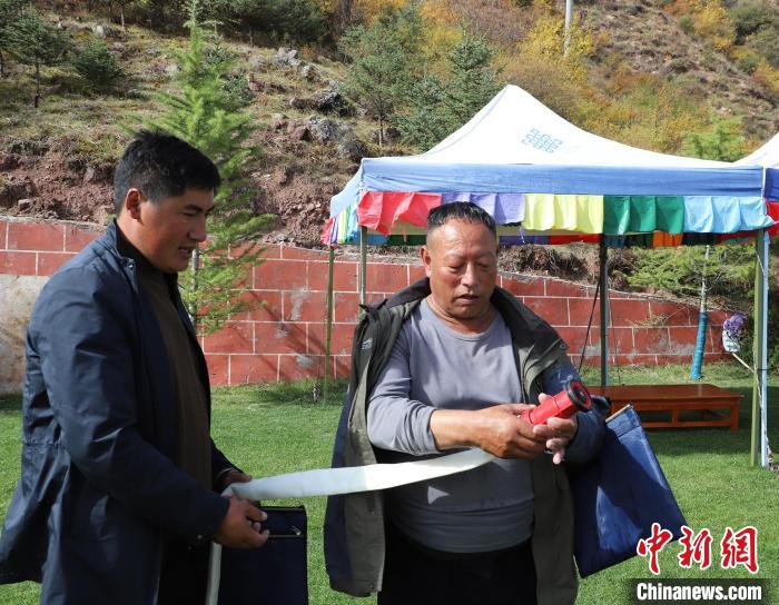 圖為護(hù)林員操作體驗(yàn)滅火裝備?！〔际猩窒乐ш?duì) 供圖