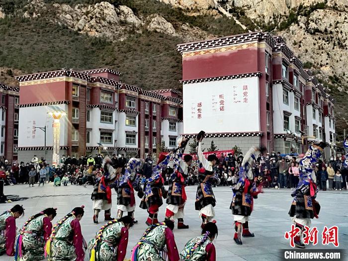 圖為文藝工作者在新村表演節(jié)目?！∽筘暱h委宣傳部 供圖