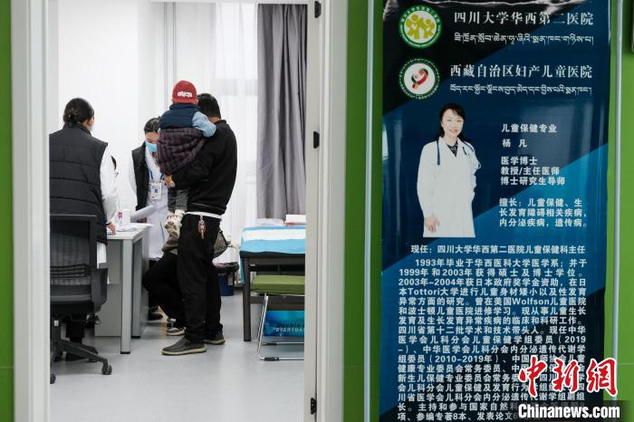 圖為四川大學(xué)華西第二醫(yī)院專家接診?！〗w波 攝