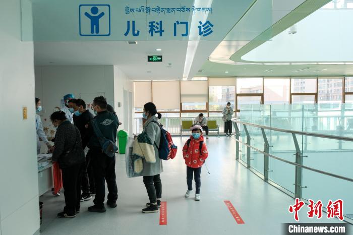 圖為兒科義診接診現(xiàn)場。　江飛波 攝