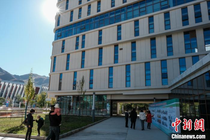 因疫情防控需要，此次義診活動進行了人數(shù)限定。圖為西藏民眾帶著孩子到醫(yī)院就診?！〗w波 攝